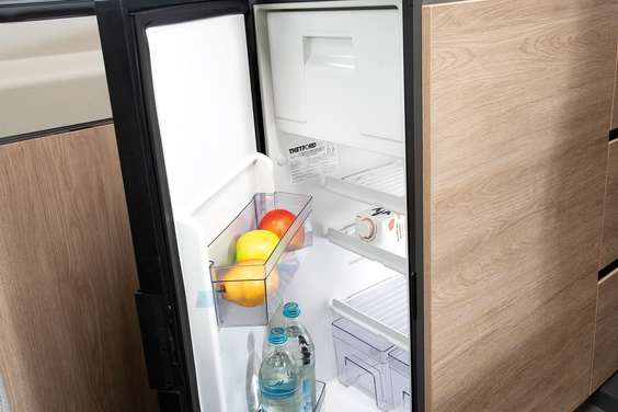 [Translate to French:] Heerlijk fris: alle koelkasten, zowel aan de voorzijde als op ergonomische hoogte, hebben een inhoud van 84 l incl. vriesvak.