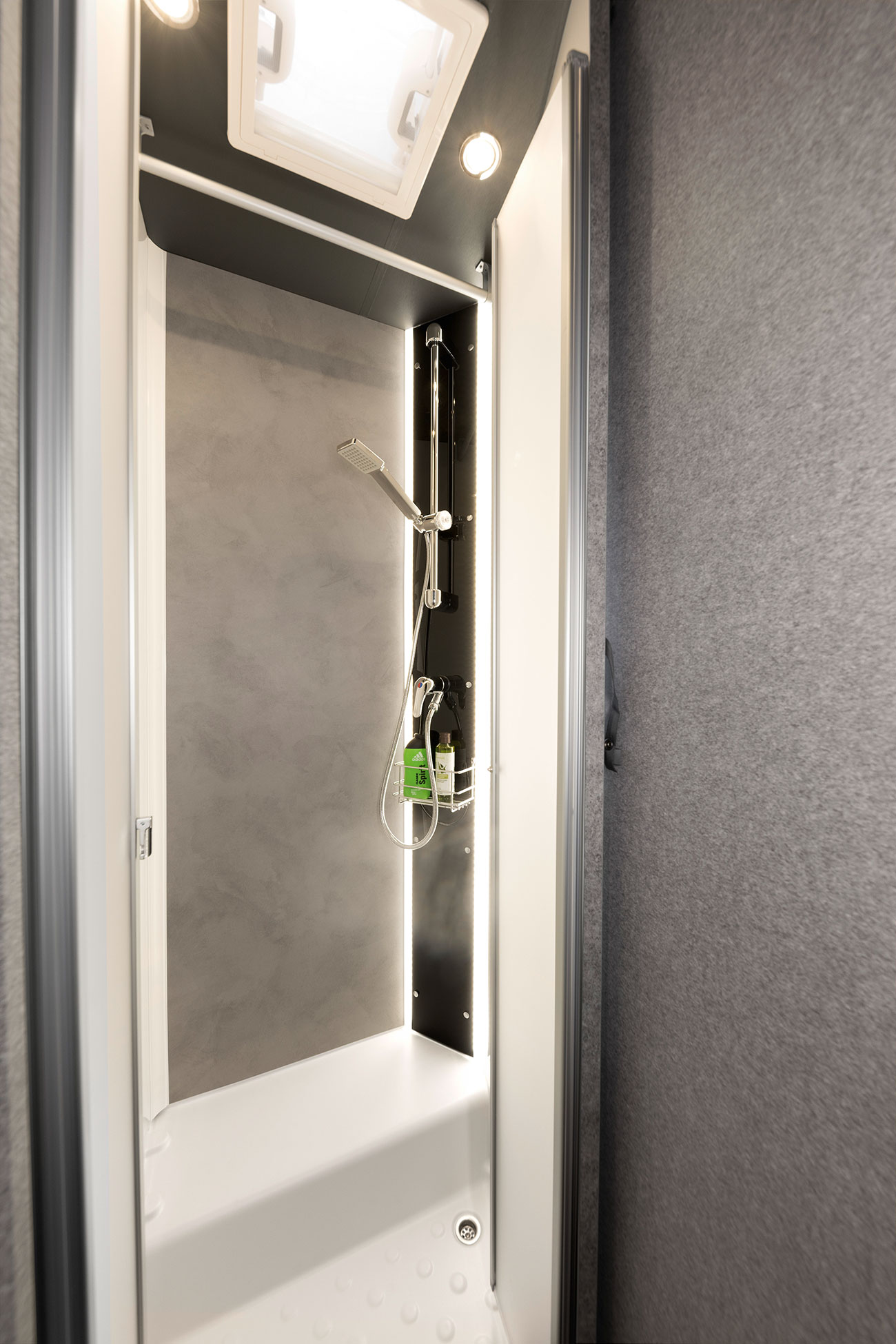 Dotée d’un équipement haut de gamme, la douche offre une grande liberté de mouvement. La console de douche rétroéclairée fait partie de l’éclairage indirect Light Moments.