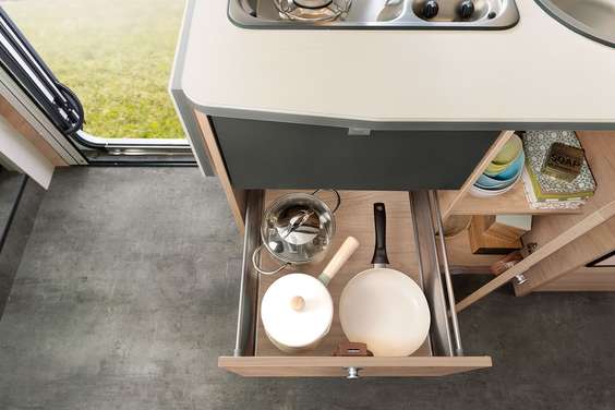 Les tiroirs coulissants et le meuble bas de la cui- sine offrent suffisamment de place pour ranger le nécessaire. La vaisselle est rangée dans le placard de pavillon. • I 6