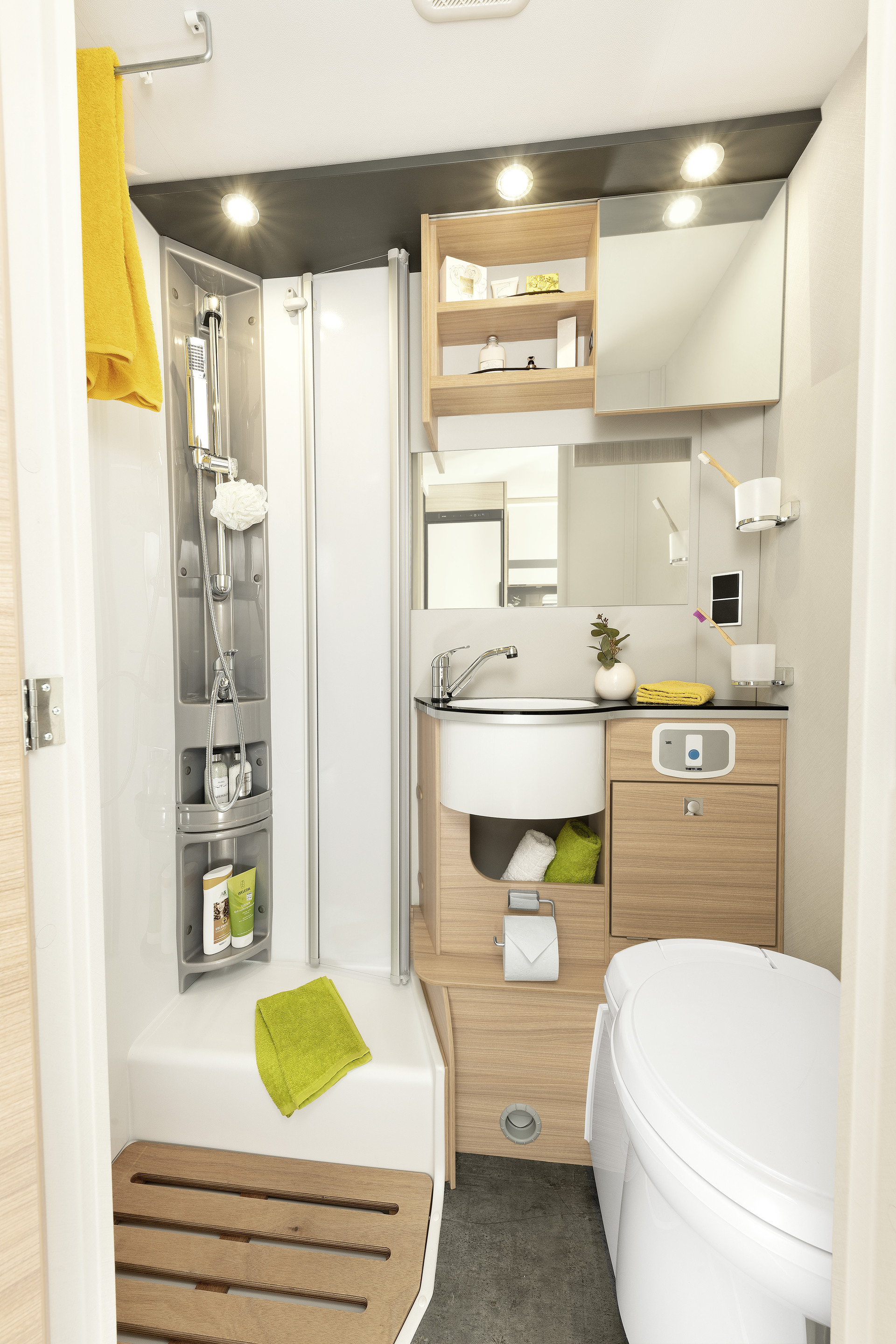 Comment optimiser l’espace disponible ? Il suffit de faire pivoter la paroi et le cabinet de toilette se transforme en une cabine de douche à revêtement plastique • T/I 1