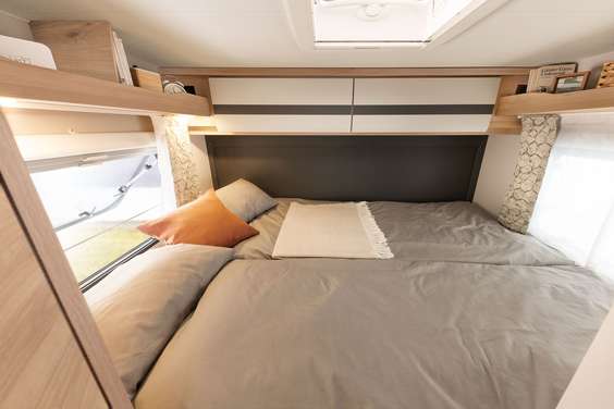 Le lit double transversal est superbe avec sa surface de couchage de 200 x 145 cm. À l’instar des lits jumeaux, il garantit un confort de sommeil parfait grâce à son matelas 7 zones thermorégulant de 150 mm d’épaisseur • I 1