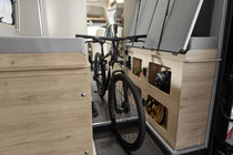 Vakken voor kampeerspullen of ruimte voor de fiets: er gaat veel opslagruimte schuil onder het bed.