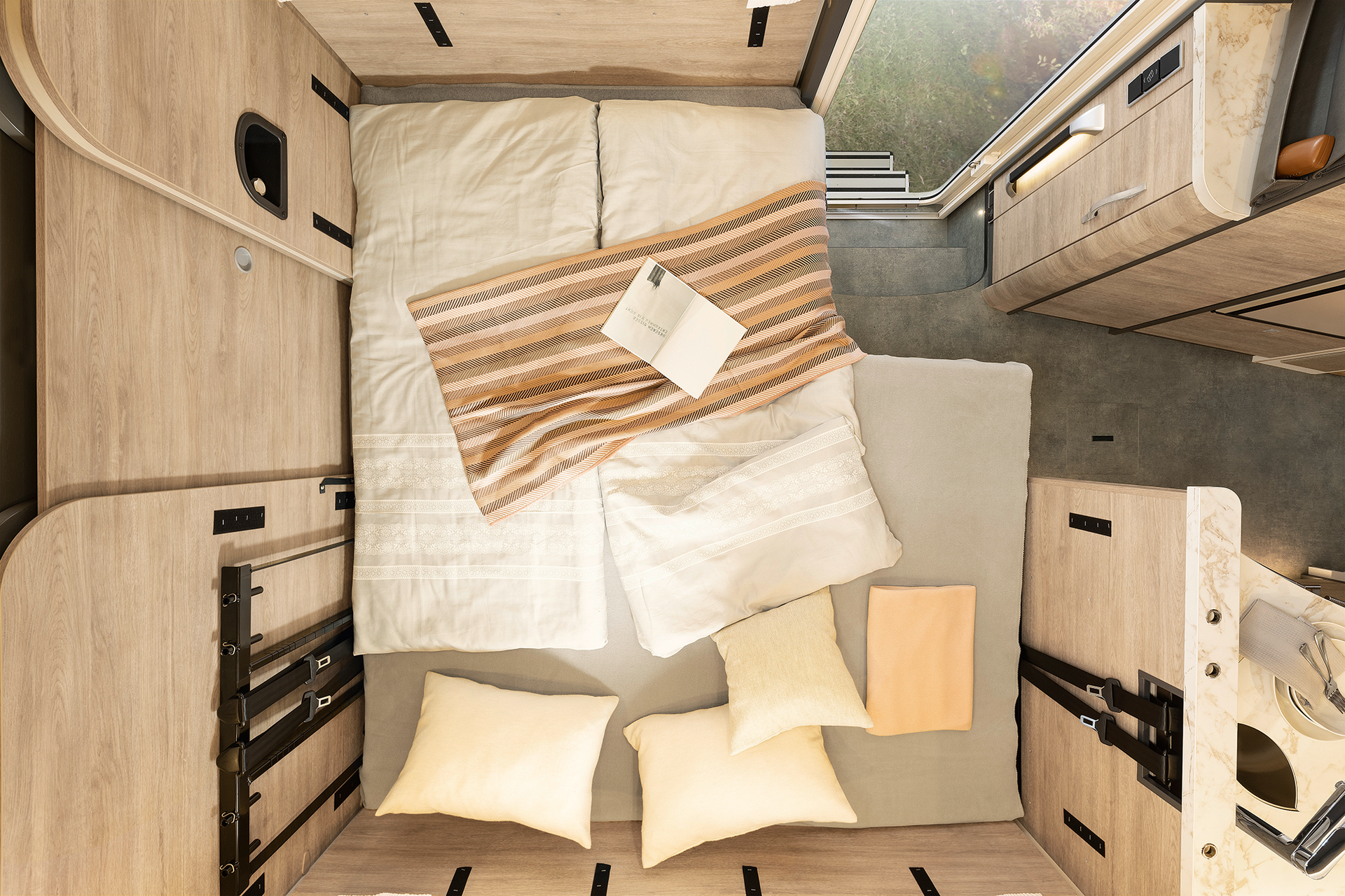 Als u nog meer slaapruimte nodig heeft, kan de zitgroep snel worden omgebouwd tot een tweepersoonsbed