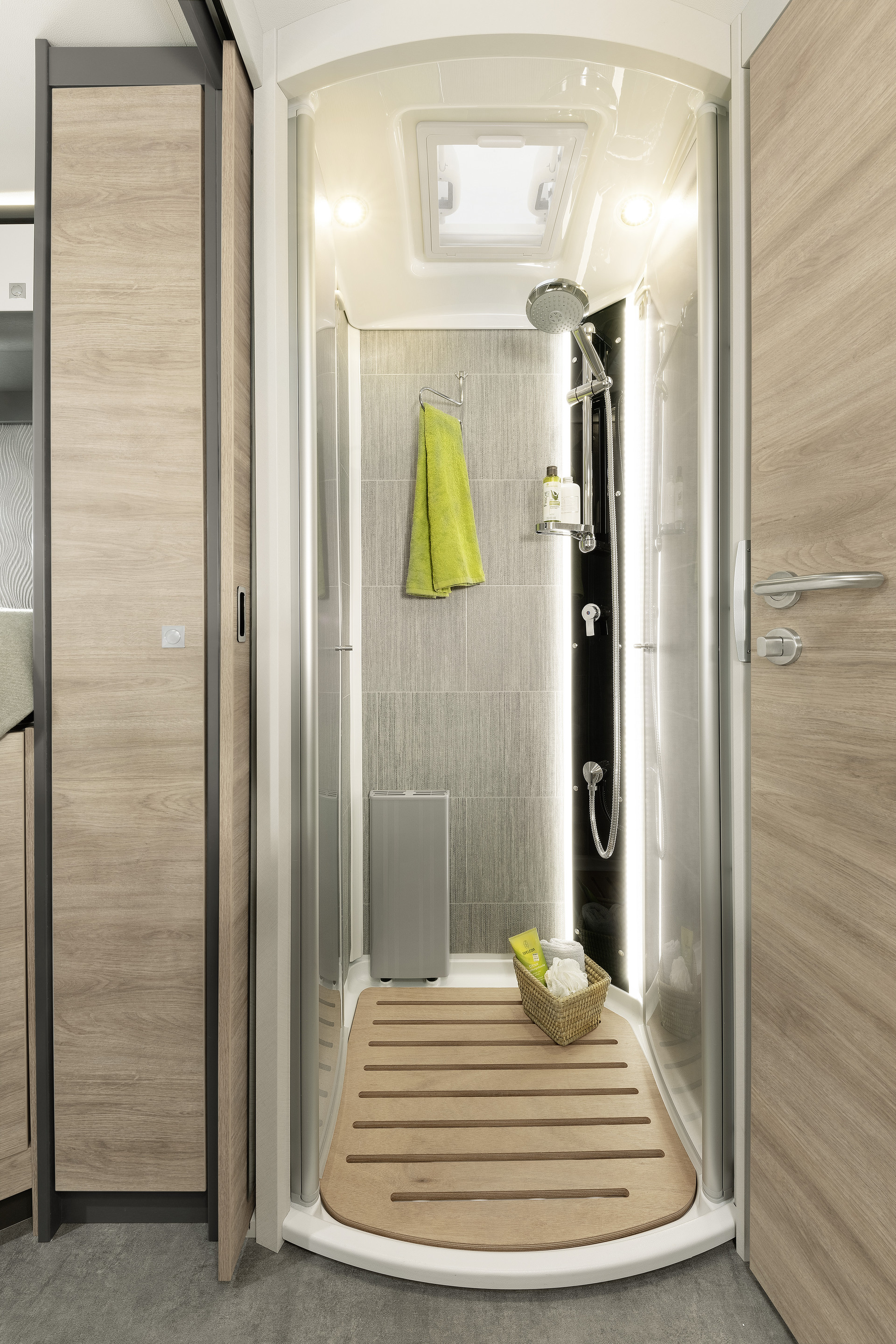 Veel ruimte is er ook in de aparte douche met verlichte armatuur.