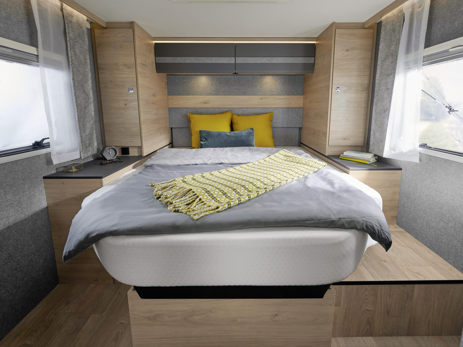 Le grand lit central 190 x 150 cm est réglable en hauteur de série. Préférez-vous plus d’espace dans la soute garage ou bien une hauteur sous pavillon supplémentaire dans l’espace nuit ? Vous pourrez faire votre choix en fonction du chargement.