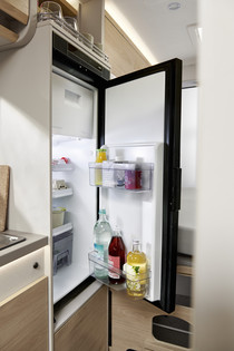 Ergonomique, le réfrigérateur de 84 l avec comparti- ment congélation a de quoi surprendre.