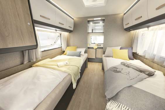 De comfortabele eenpersoonsbedden beloven een goede nachtrust. Daarnaast bevindt zich de royale badkamer over de hele breedte van het voertuig • 670 BET | Tarragona