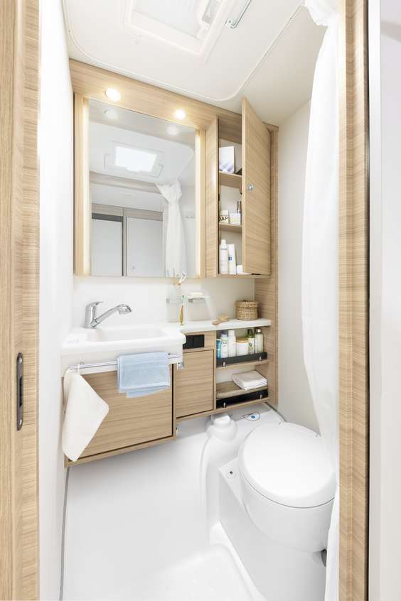 De Camper® biedt met de compacte badkamer alles om je ook op vakantie lekker fris te voelen • 550 ESK | Mount