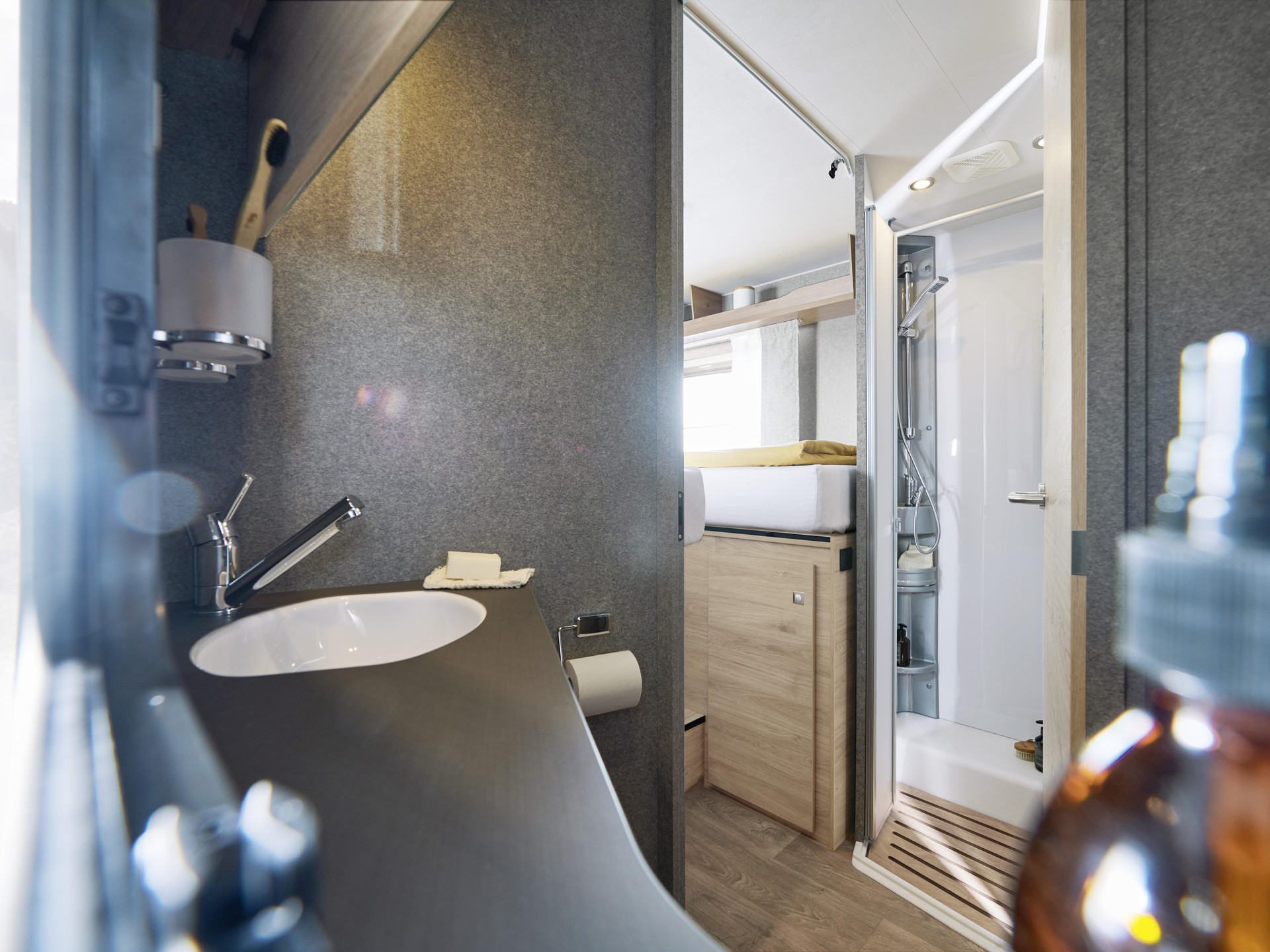 Hoogwaardige materialen en afwerking geven ook de badkamer een zweem van luxe.