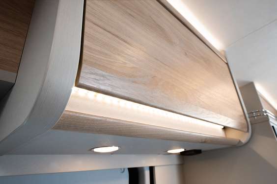 Indirecte verlichting van bovenkasten en keukenladen creëert een gezellige sfeer.