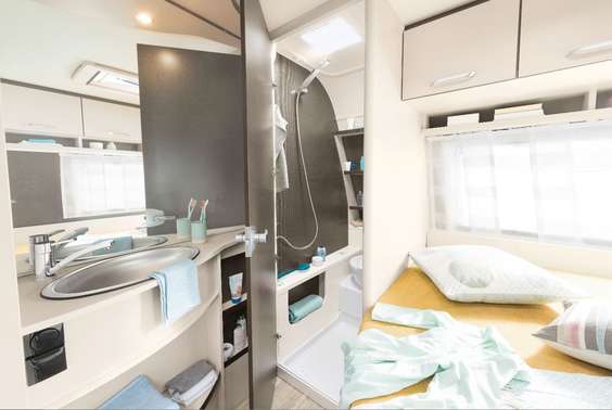 Comfortabele badkamer door een open wastafel met grote spiegel • 495 FR | Sunshine