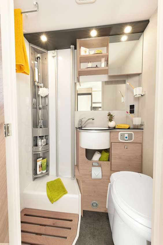 Le I 6 dispose d’une grande cabine de douche séparée, d’un lavabo aisément accessible et de beaucoup d’espace de rangement • I 6