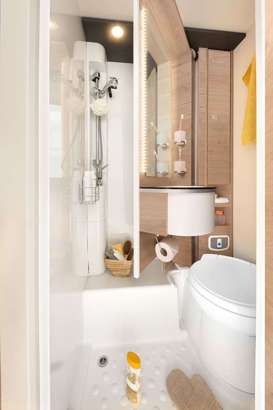 Comment optimiser l’espace disponible ? Il suffit de faire pivoter la paroi et le cabinet de toilette se transforme en une cabine de douche à revêtement plastique • I 1