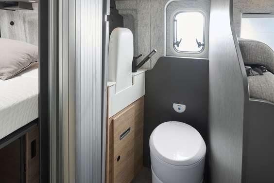 De unieke, ruime badkamer biedt voldoende ruimte en privacy. Een roldeur scheidt de badkamer van het woon- en slaapgedeelte. En met een vlakke vloer voor een comfortabele inloop.