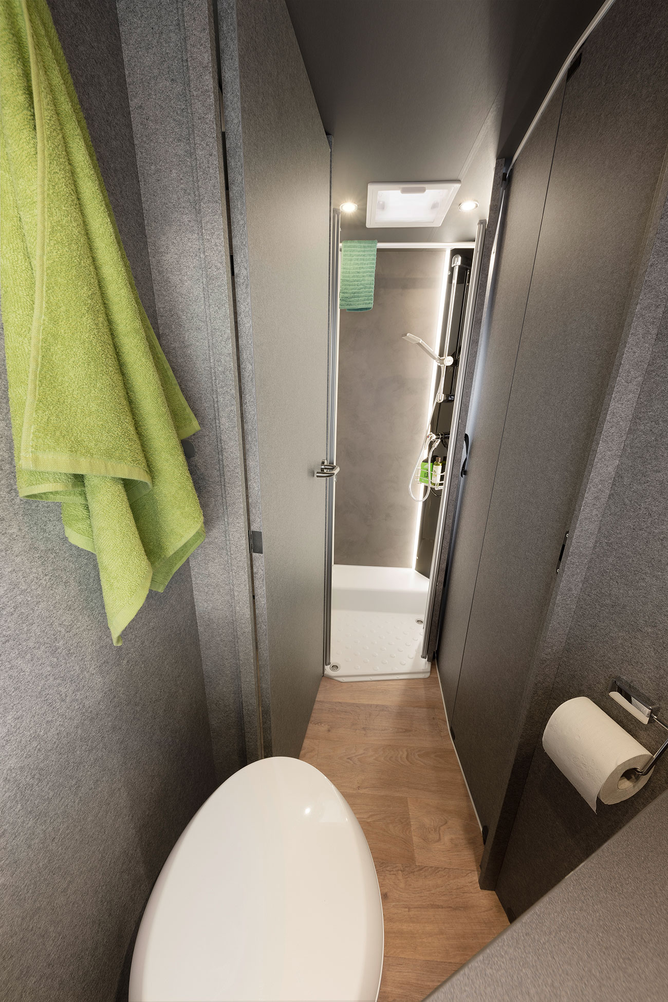 Een slimme oplossing: de ruime badkamer (modelafhankelijk). De badkamerdeur kan gebruikt worden om de doorgang naar de woonruimte af te sluiten. Zo ontstaat een grote was- en aankleedruimte met veel privacy. De badkamer kan van de slaapkamer worden gescheiden door een houten schuifdeur.