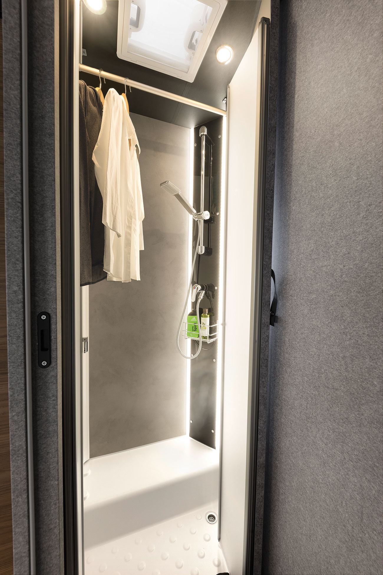 Als de doucheruimte niet in gebruik is, wordt het een droogruimte voor natte kleren of gewoon een verlengstuk van de garderobekast.