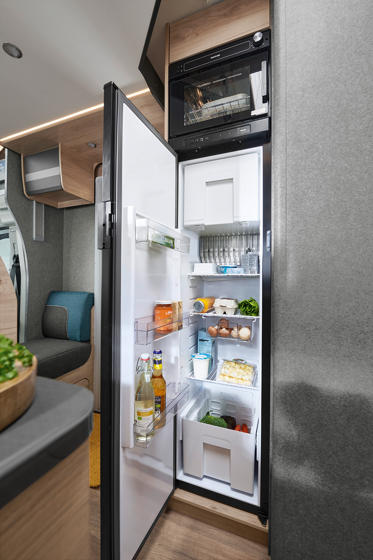 Il est possible de commander un four en option en complément du grand combiné réfrigérateur/ congélateur de 142