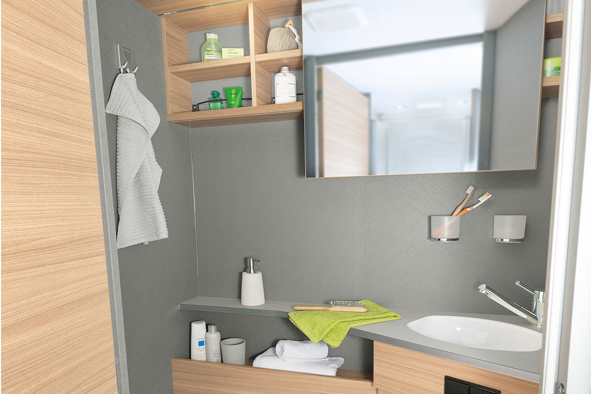 Lichte en moderne toiletruimte met een praktische spiegel die naar opzij kan worden geschoven en veel legplanken en opbergmogelijkheden • T 7052 DBL