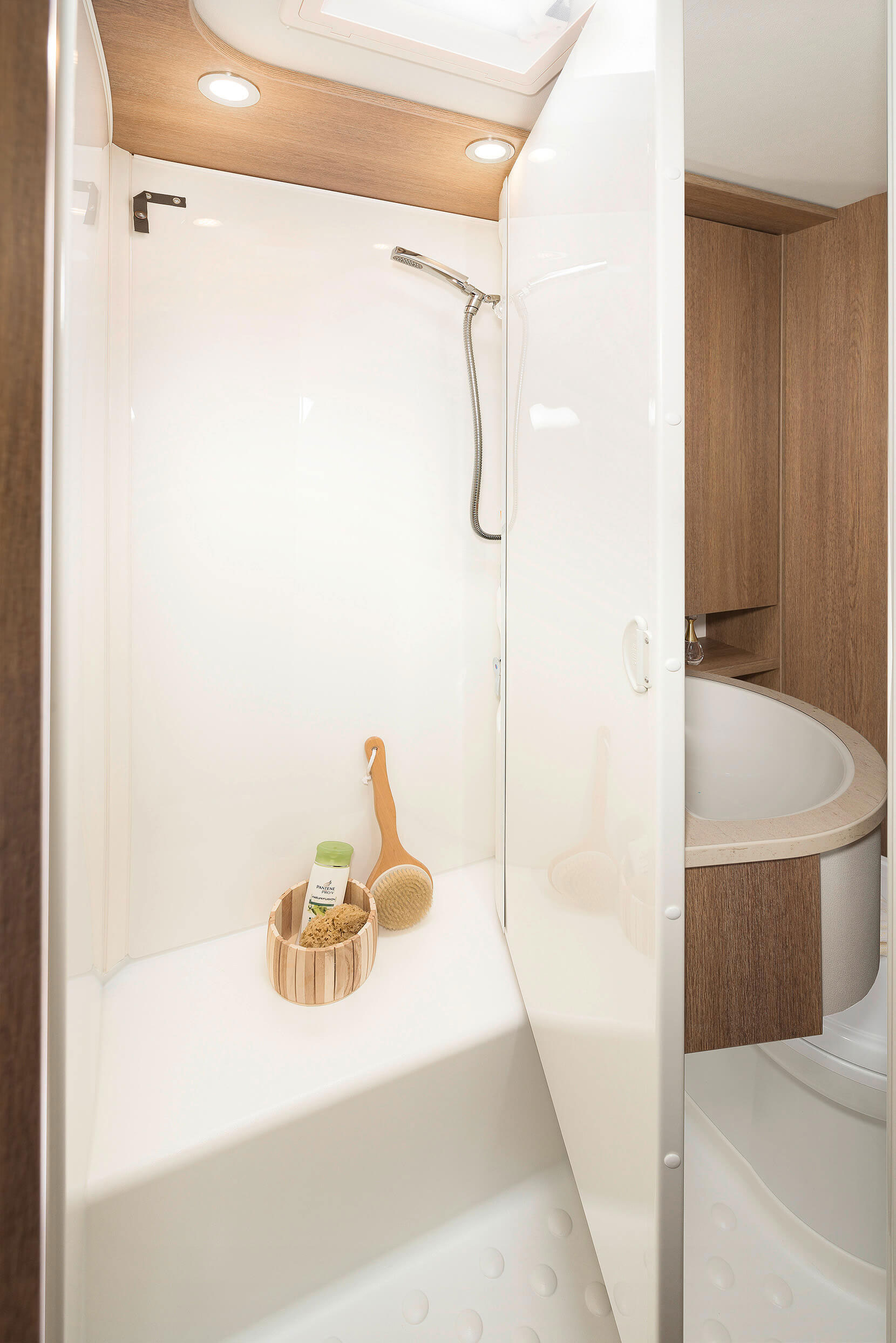 Flexibele badkamer! Met één zwaai maakt u van de compacte badkamer een aparte douchecabine • A 5887